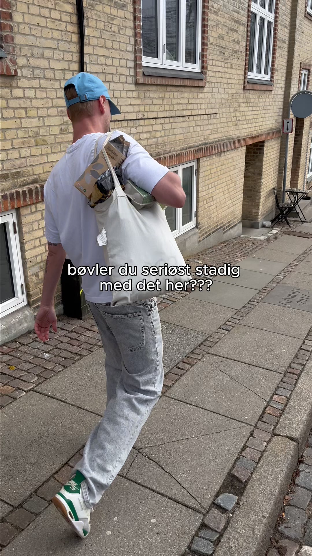Tasken der både bærer hele din dag og er skabt til dit outfit.