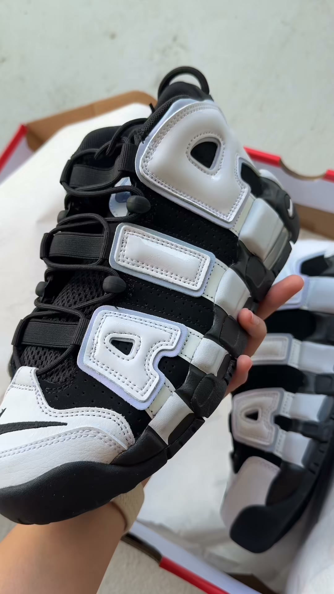 Iconic Air More Uptempo + 3 Free Socks