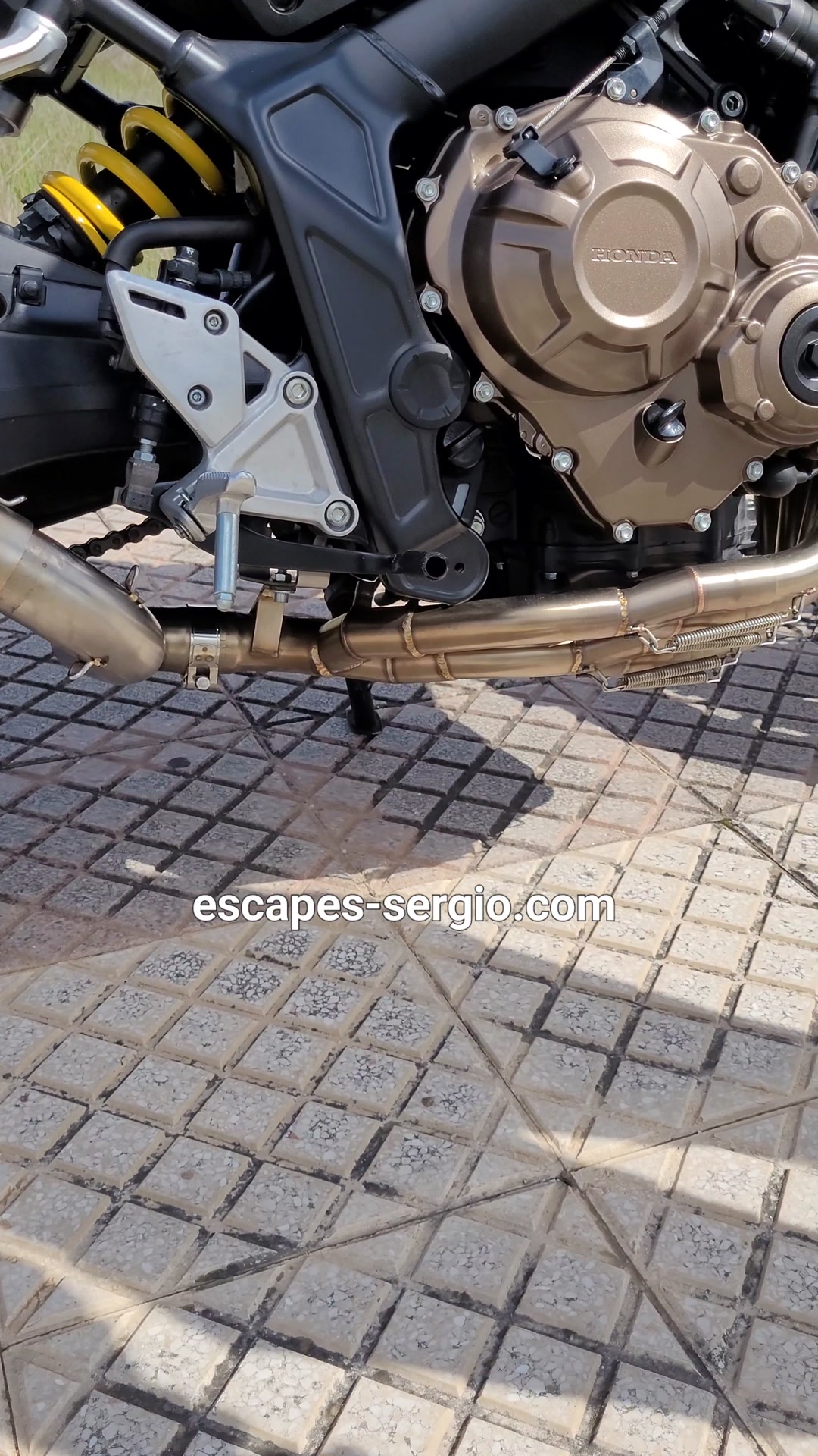 Mejora el sonido de tu CB650R por 325€. Escapes en acero inoxidable con garantía de 3 años y envío incluido. ¡Descubre el tuyo hoy!