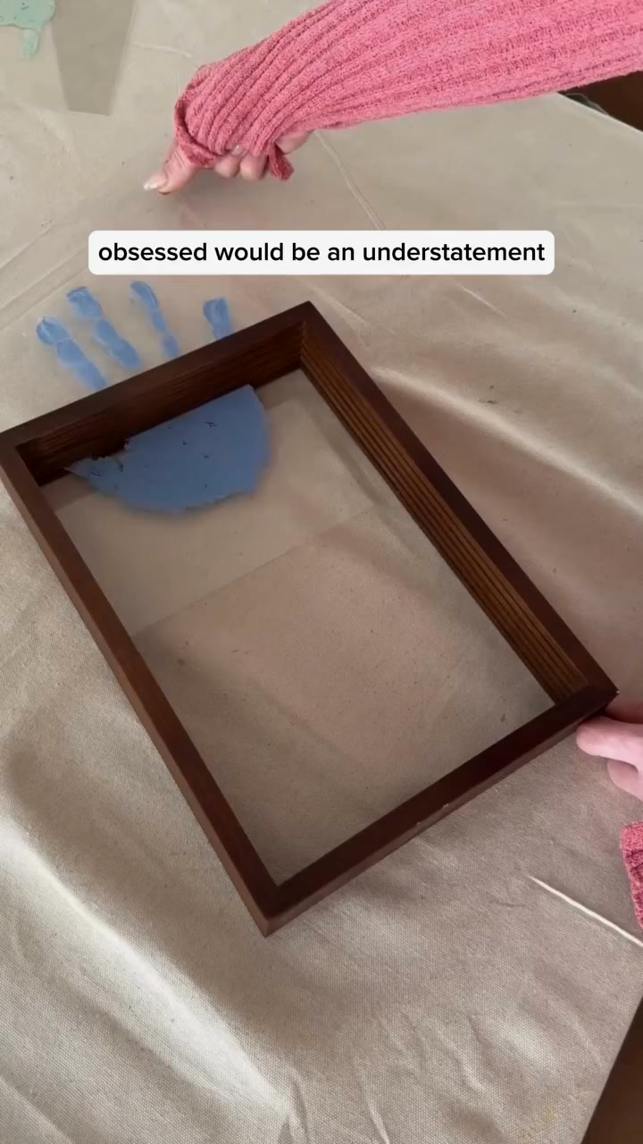 Haar handen zijn nog klein. Niet voor lang. Leg ze vast.