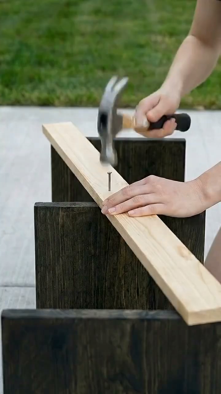 Saai, grijs betonnen pad dat geen persoonlijkheid heeft? Verander beton in een tuin vol zonneschijn met deze herbruikbare zonnebloemmal –