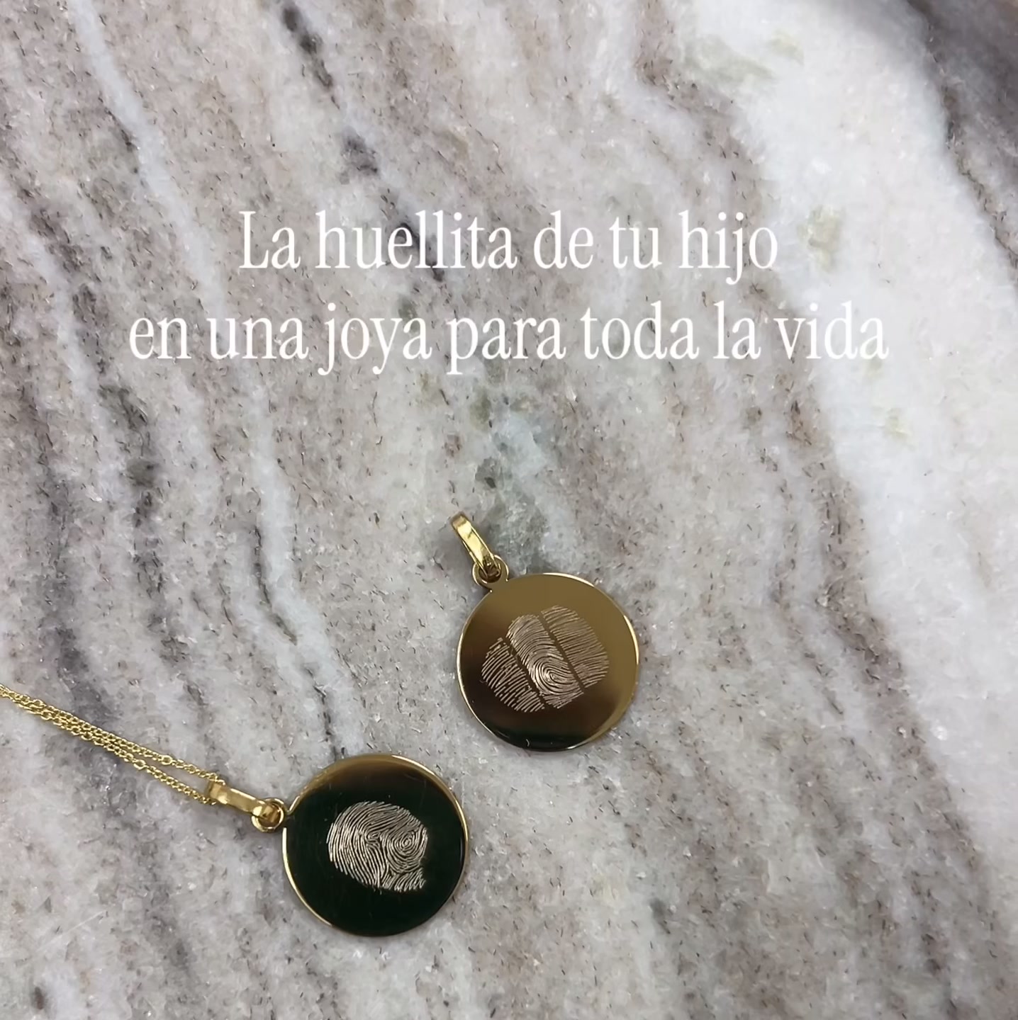 Su huellita real, grabada en una joya