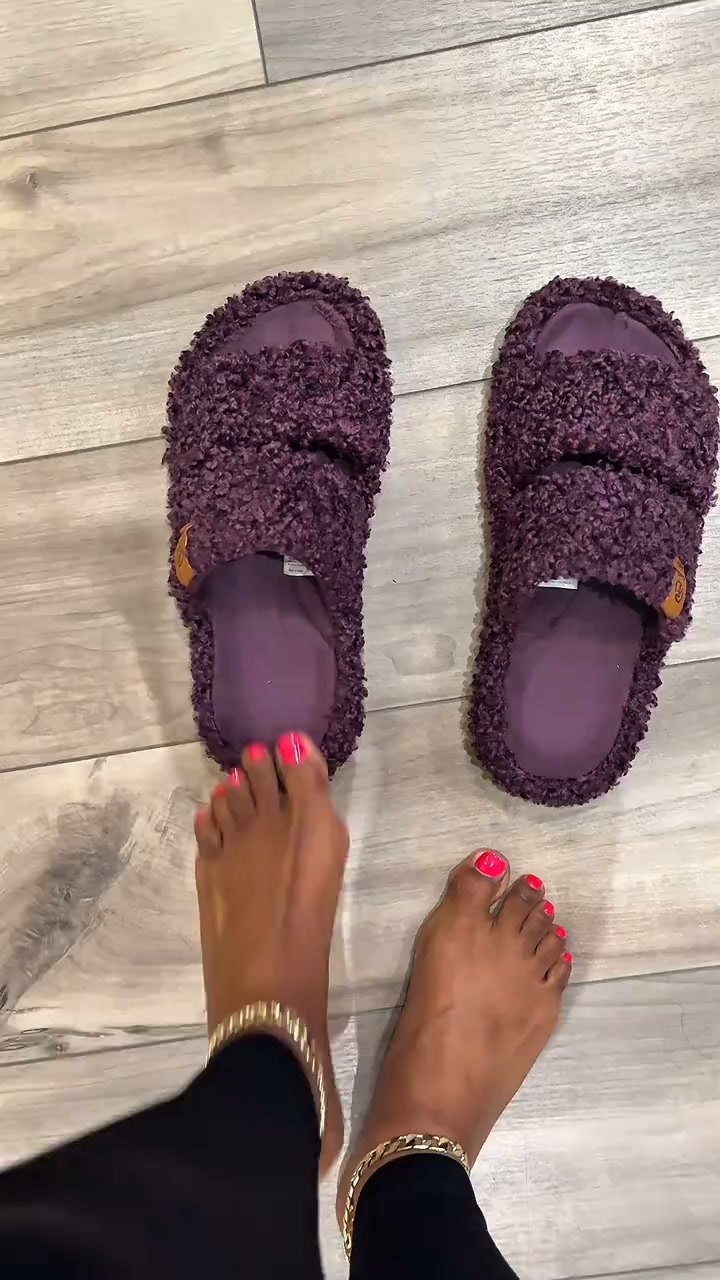 You know that feeling when you get home and kick off your shoes? These slippers make that moment even better — like walking on a cloud with