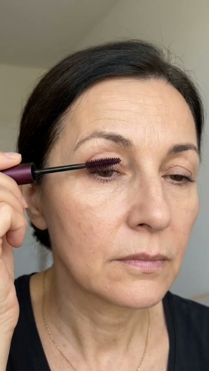 Le mascara pensé pour les cils après 50 ans