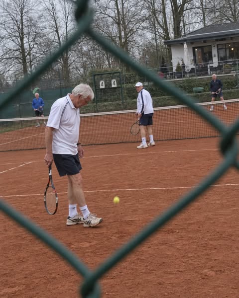 Ich bin Tennistrainer. Und ich habe meinem Vater zwei Jahre lang das Falsche gesagt.
