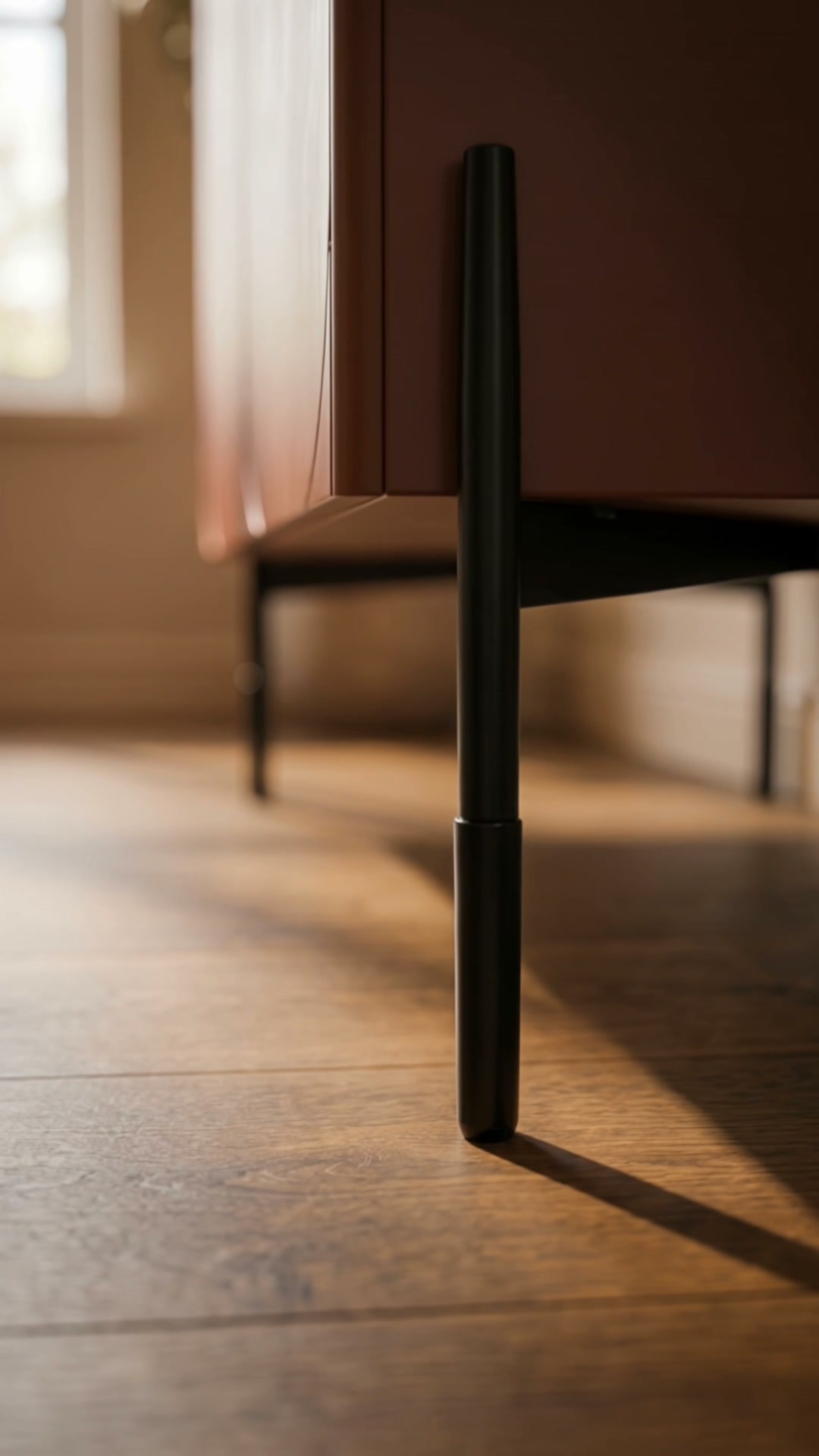 Credenza 2 ante con piede in metallo bordeaux Sonatia 124x140 cm