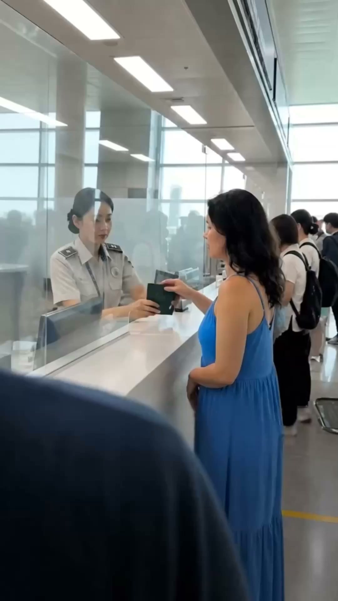 El control de pasaportes acabó así…