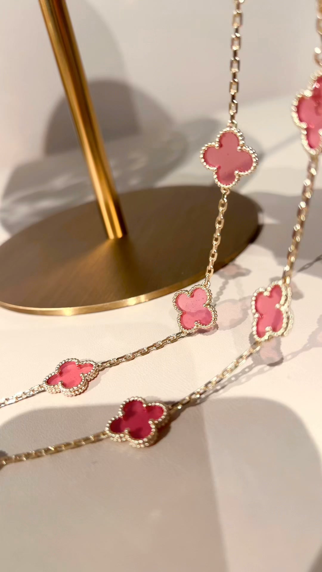 The new pink 5-motif clover bracelet is here