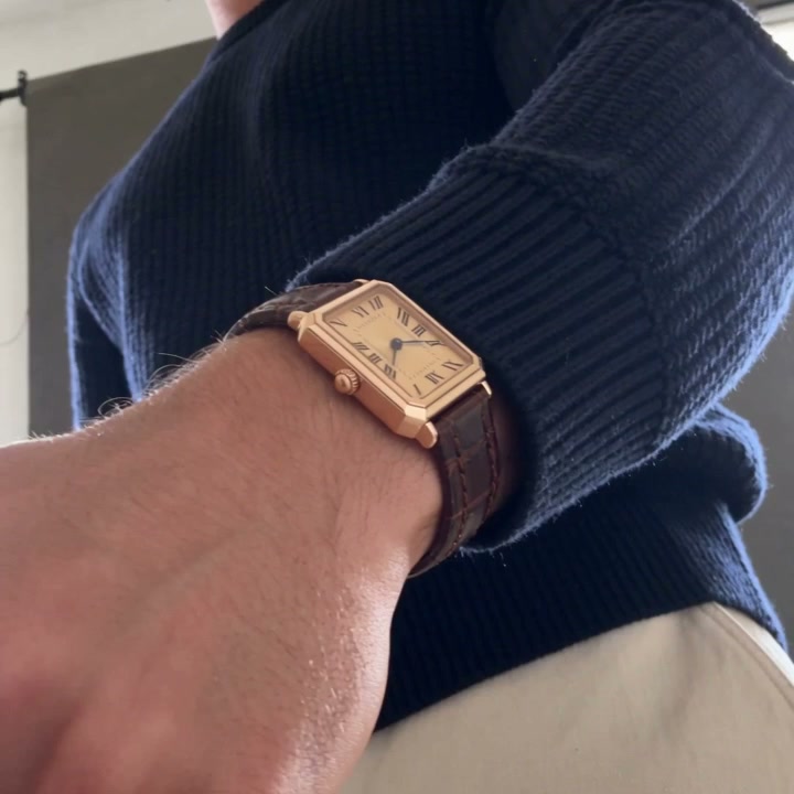 No battery. No buzzing. No cable. Just a gold tank.