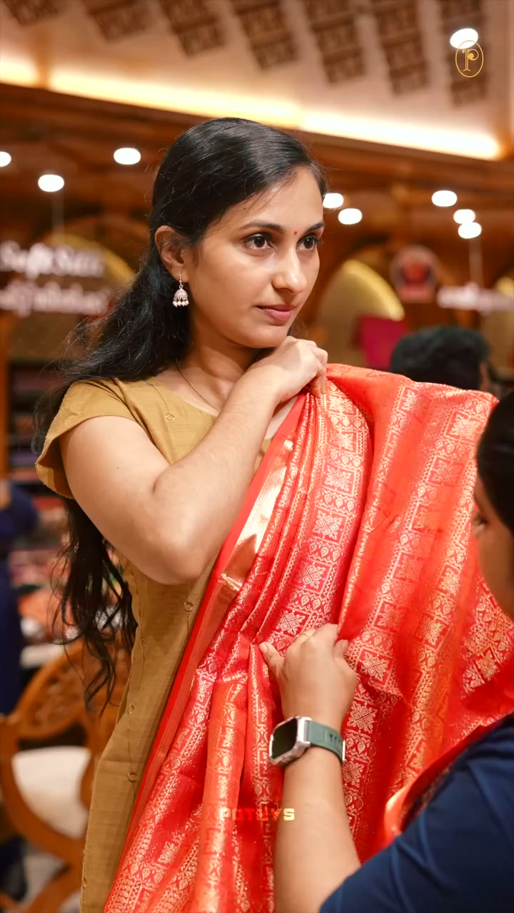 Your wedding moments deserve the richness of pure silk