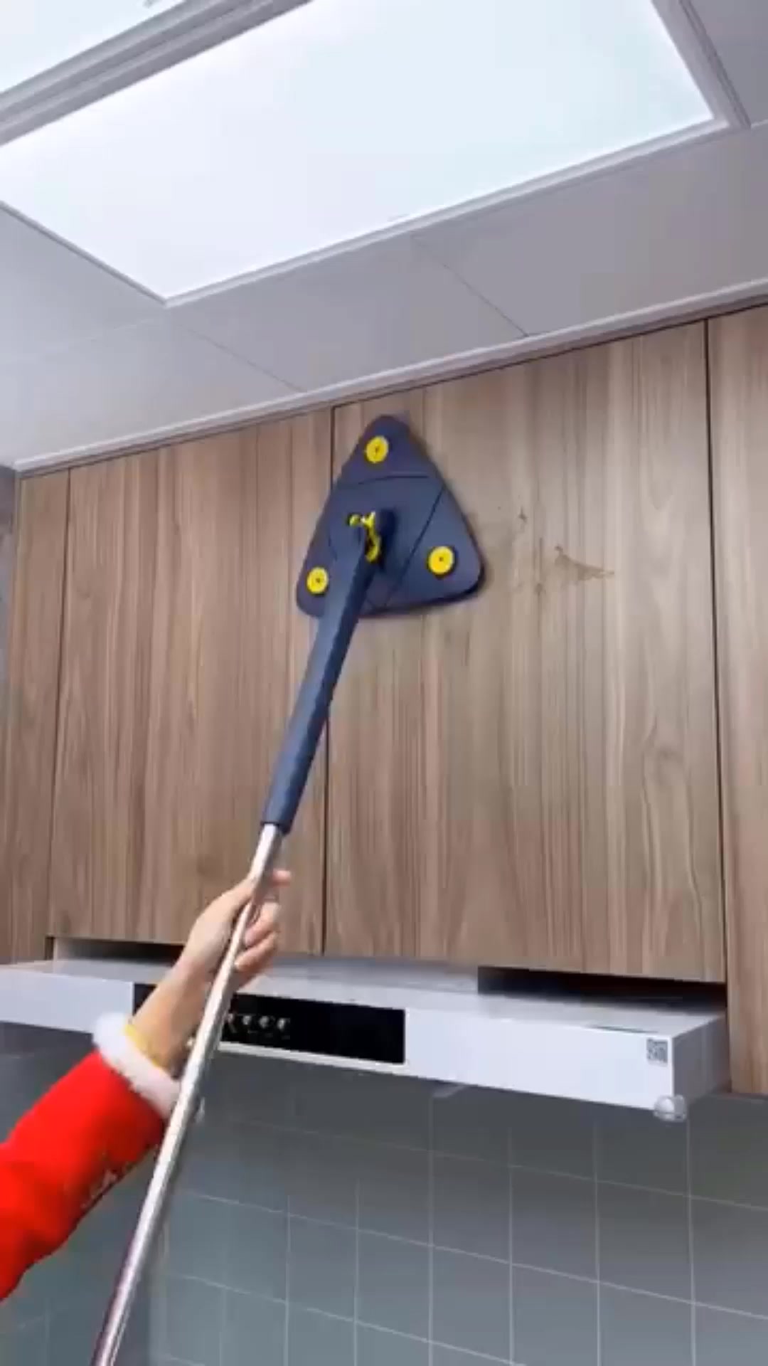 Nettoyez tous les coins sans effort avec ce balai triangulaire !