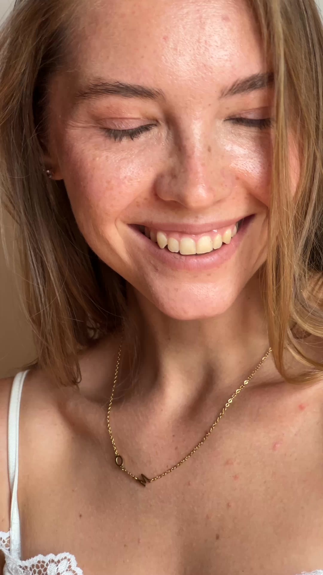 Personalized necklace with side letters
