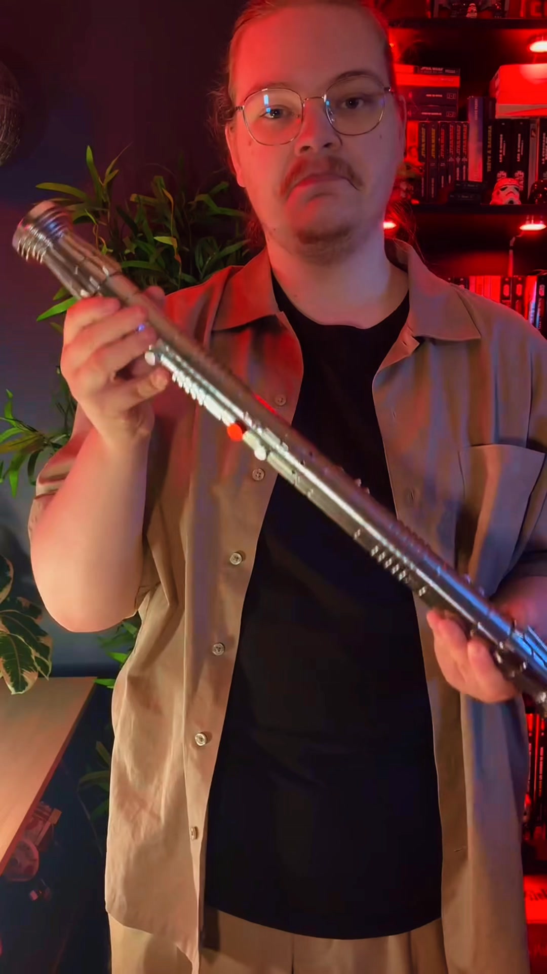 Un sabre et un support offert