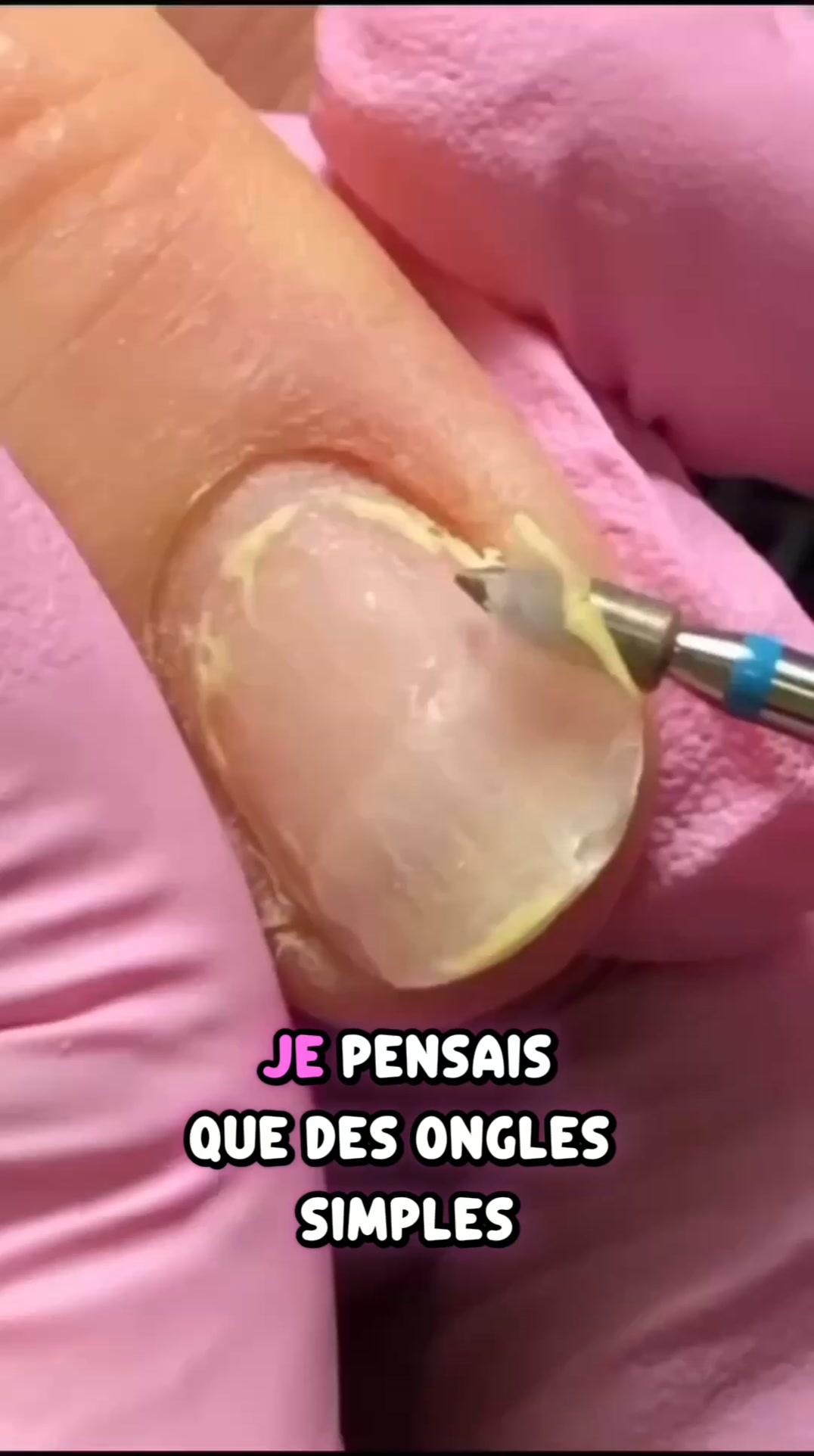 Passe au stylo vernis à ongles.