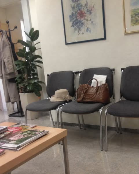Die Strümpfe liegen in der Handtasche