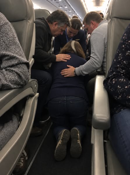 Eine 63-Jährige ist im Flugzeug zusammengebrochen. Ihre Friseurin hatte ihr 3 Wochen vorher gesagt, ihr Ansatz sei „perfekt gedeckt“.