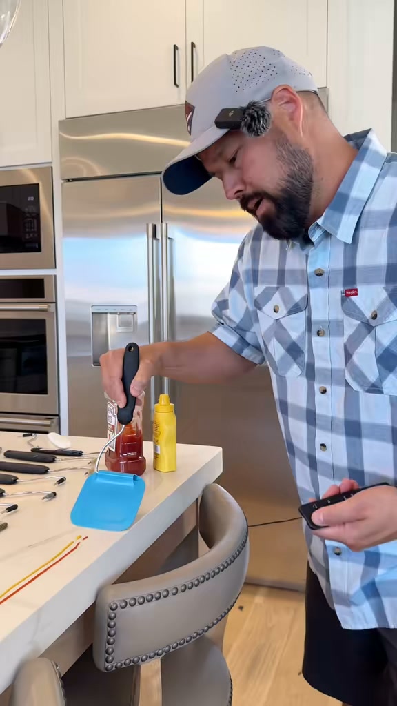 7 angles. 2 heads. 1 spatula. Endless possibilities.