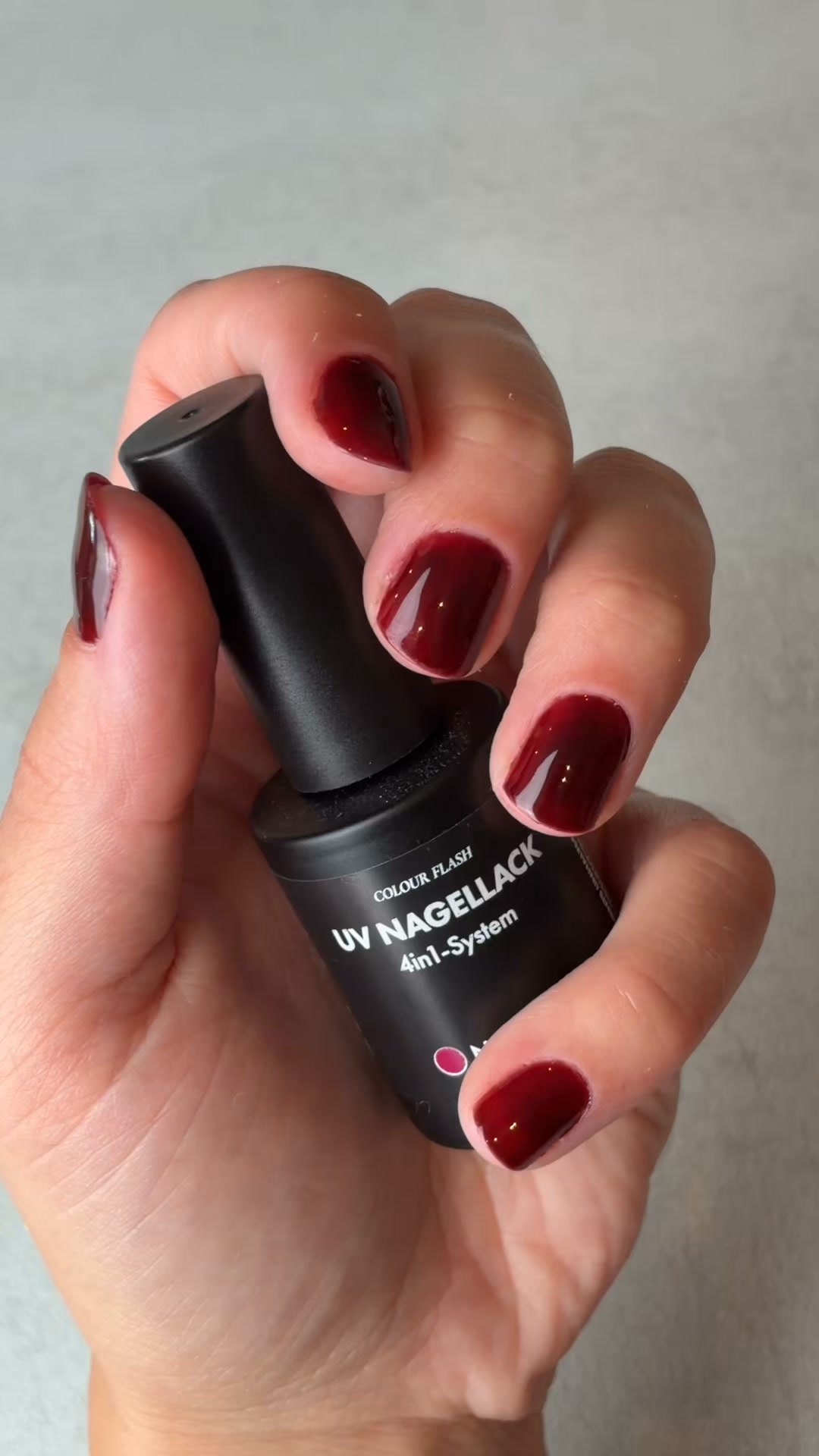 Jetzt Neu: UV Nagellack 4in1 (Base Coat, Farbe, Top Coat & keine Schwitzschicht dank No-Wipe-Formel) bei Colour Flash