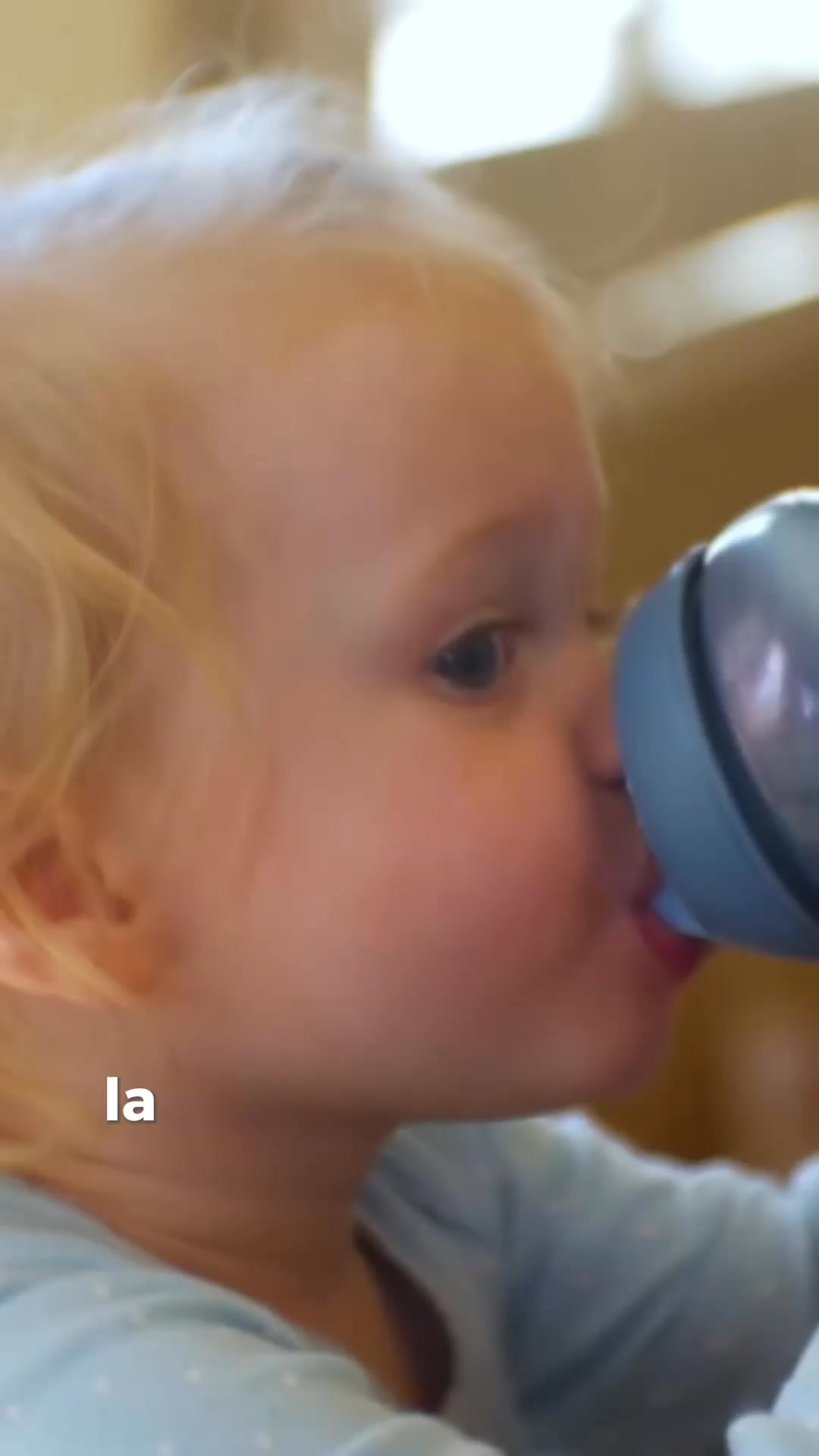 Ses premières gorgées, sans microplastiques.