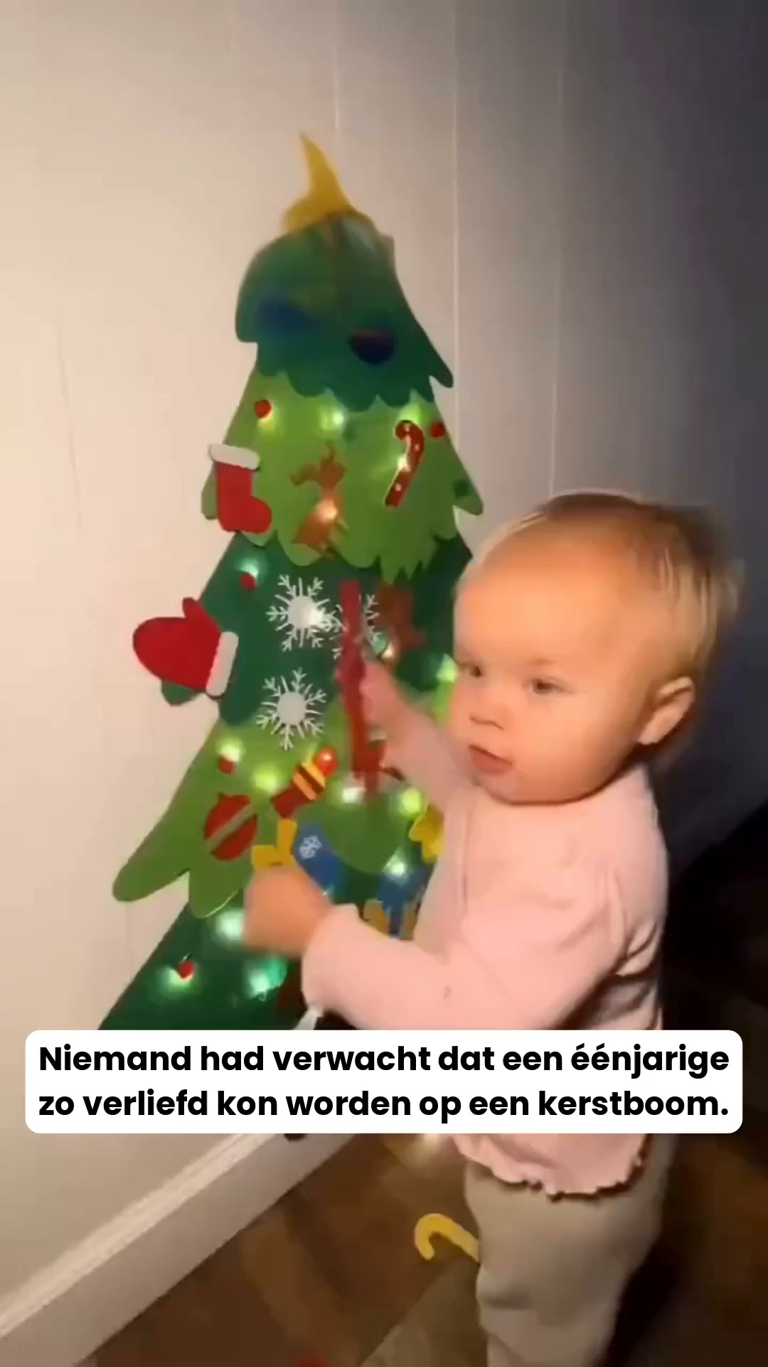 Een kerstboom waar je kinderen aan mogen zitten.