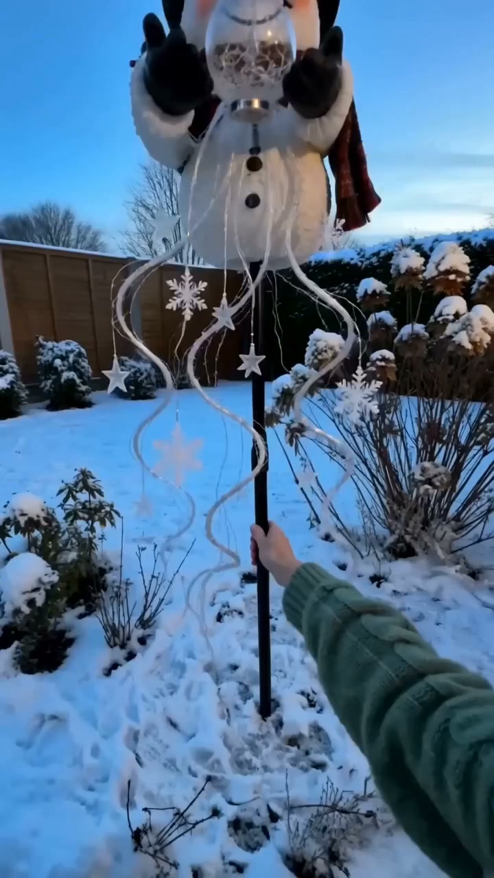 Wenn der Schneemann am Abend zu leuchten beginnt, ist Weihnachten plötzlich ganz nah.