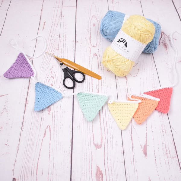 Modèle en Crochet GRATUIT : Guirlande mini fanions arc-en-ciel