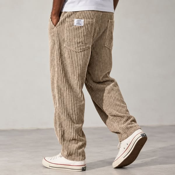 Upptäck Viggo här https://five-leaves.com/products/varel-pantaloni-da-uomo-in-velluto-a-coste-con-vita-elasticizzata-1