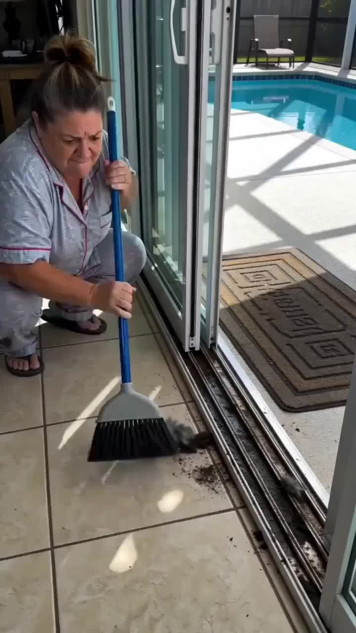 Fan cleaning brush