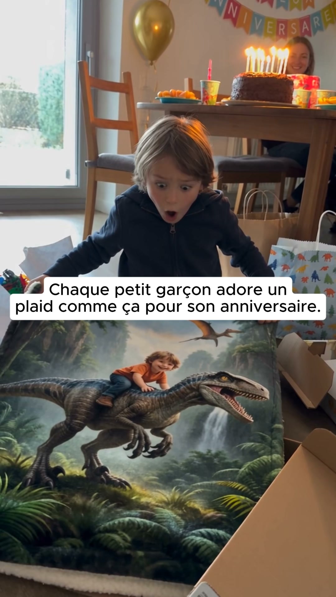 Son visage en héros dino sur son plaid