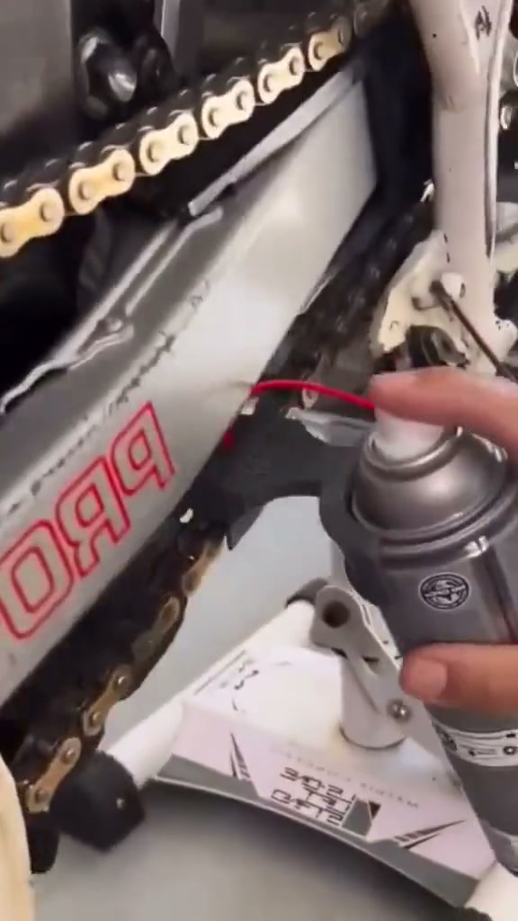 Tool For Applying Chain Lubricant Without Mess