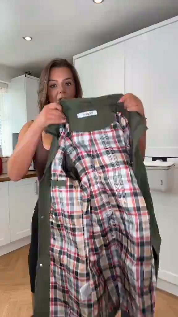 This Viral raincoat finally back in store!! It has no business being this stylish and this practical,from doing showers to chilly evenin