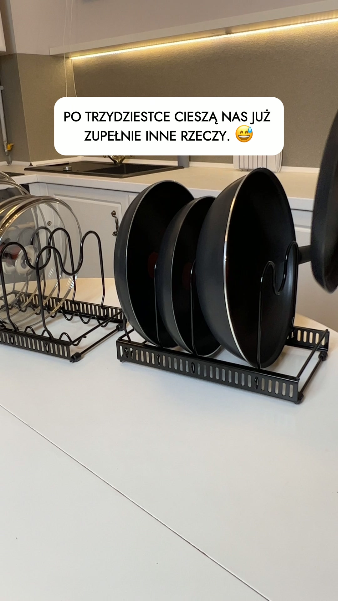 Patelnie porozrzucane w szufladzie?