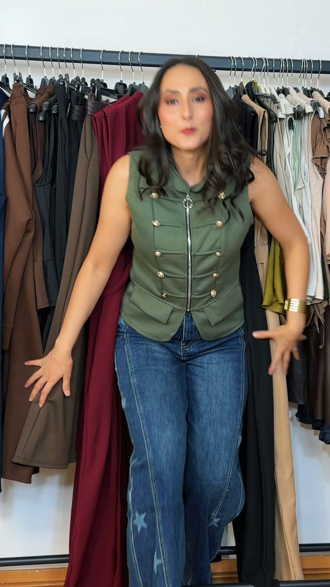 UN CHALECO, MIL LOOKS