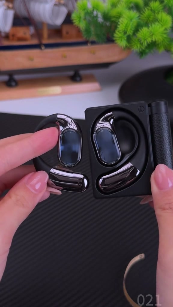 Wireless noise-canceling earbuds