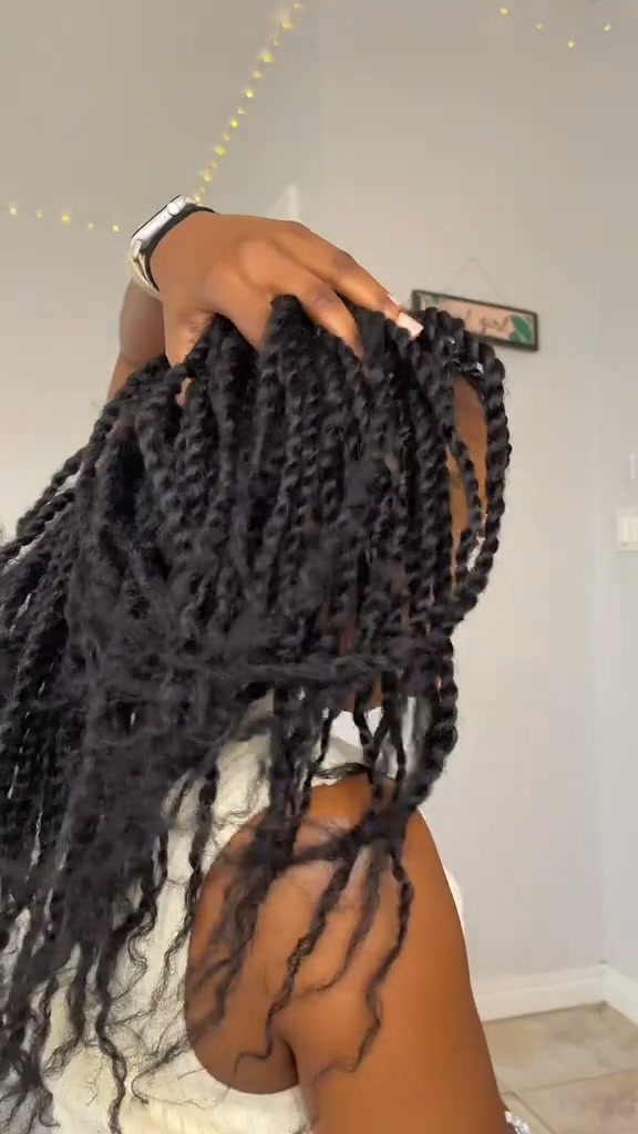 Achieve multiple hairstyles with Noble KinkyBraid Pro