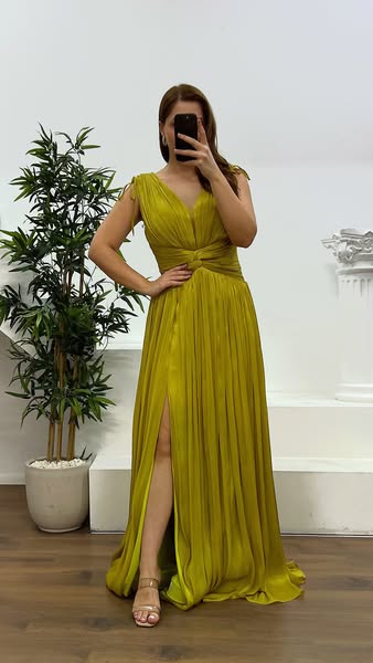 Apfelgrünes, plissiertes Trägerkleid in Übergröße €134.62
