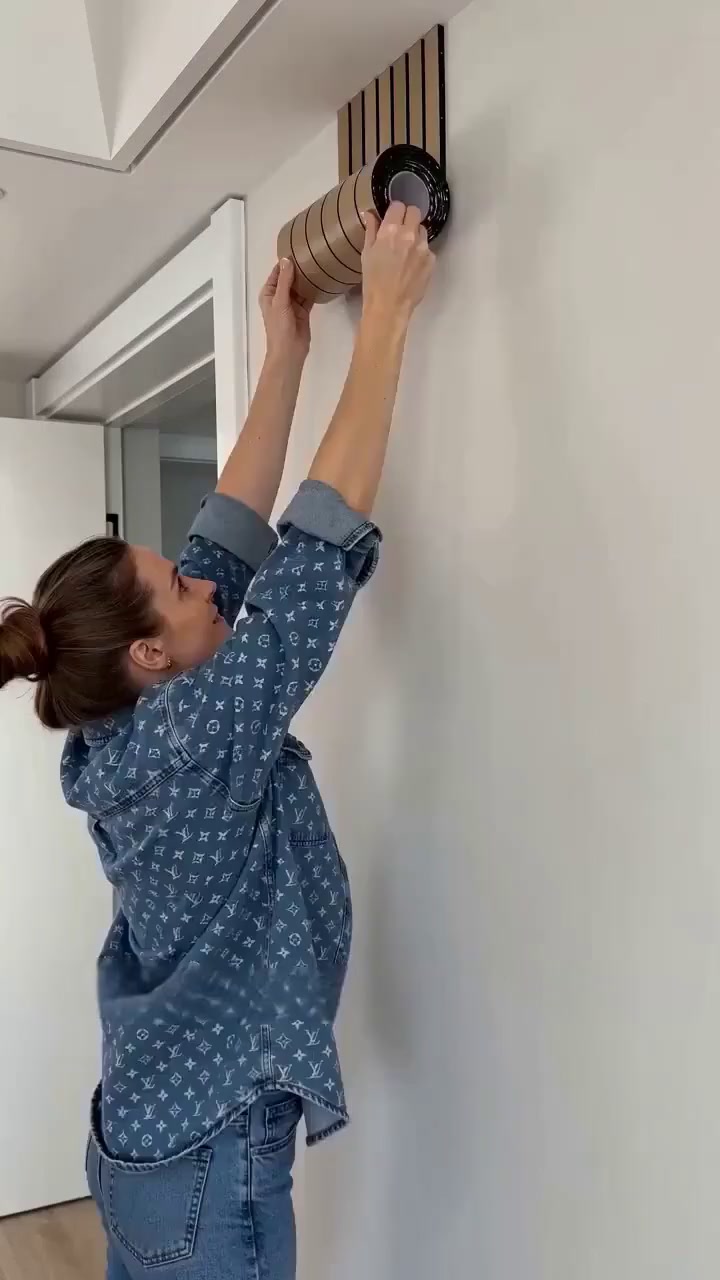 ¡Adhesivo de pared con aspecto de madera natural!