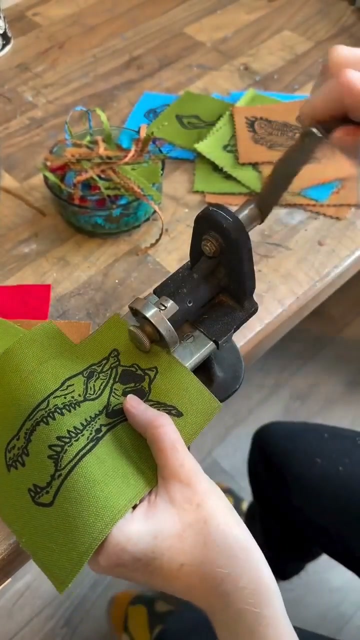 Add the Perfect Finish – Hand‑Crank Pinking Machine