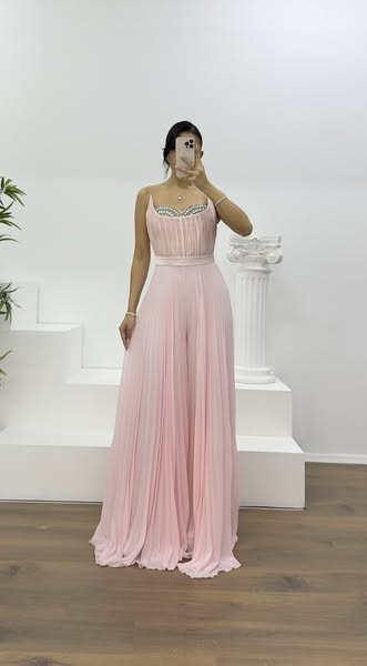 Combinaison-robe de soirée plissée rose poudré avec détail de pierre sur la poitrine €178.54