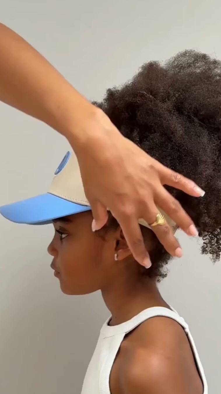 Demi-casquette = volume respecté. Le matin simplifié.