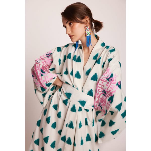 Emerald Savannah Naya KimonoTurn heads with the breathtaking Emerald Savannah Kimono, a bold masterpiece in luxury artisan fashion. Featurin