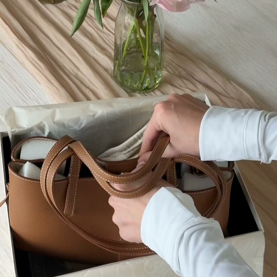 Eine Tasche, die deinen Look komplett macht Entdecke einer unserer beliebtesten Handtaschen und gönn dir ein neues Lieblingsstück.