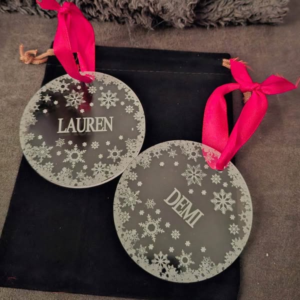 Sneeuwvlokjes Plexiglas Kerstballen met eigen naam - Bella Mia