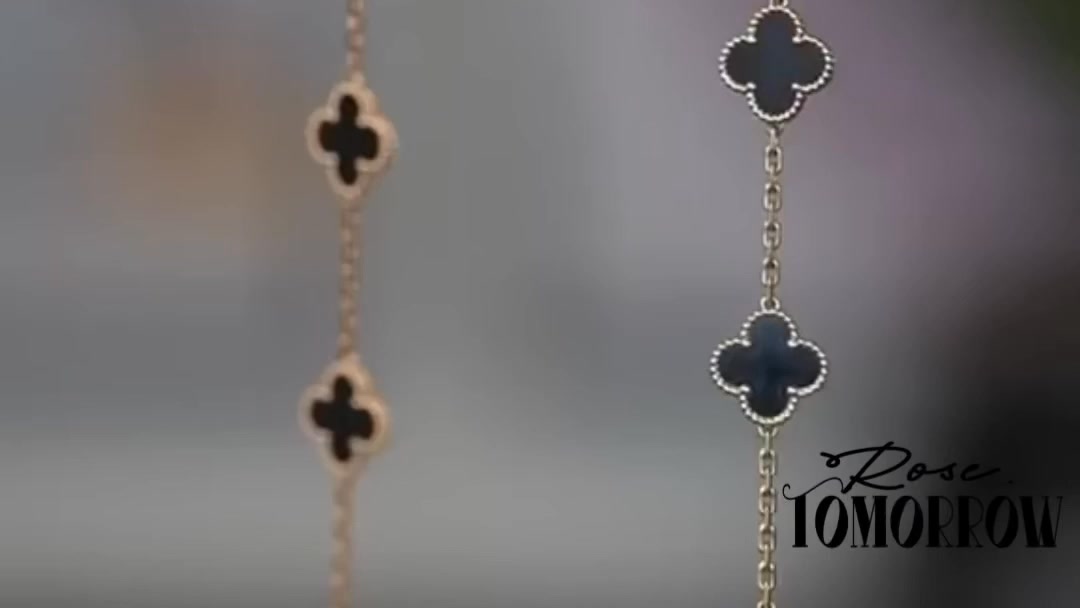 Open the moving jewelry box