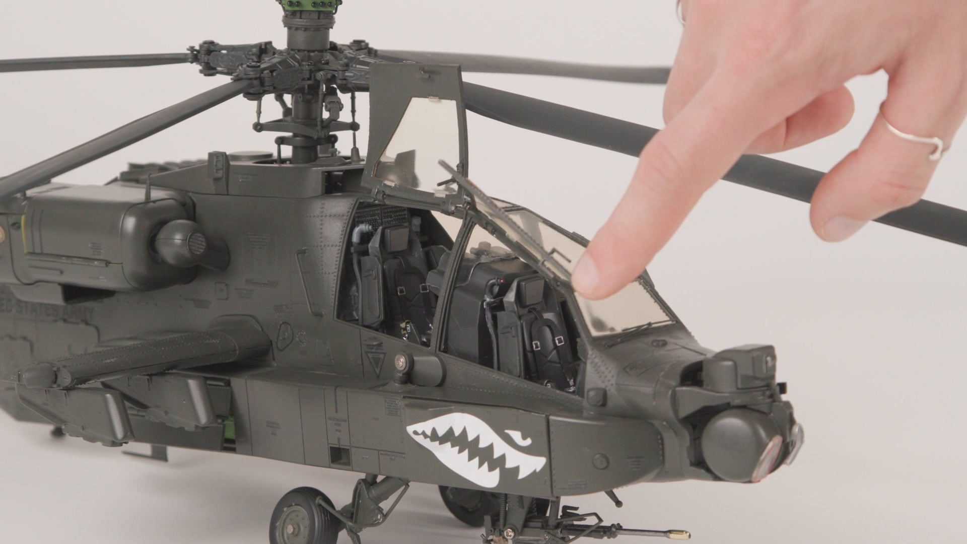 AH-64D Apache im Maßstab 1:24