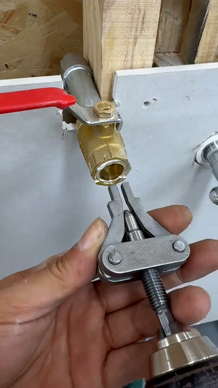 Broken Pipe Thread Extractor