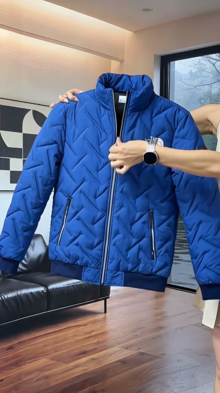 A sharper everyday layer. Geometric quilting adds more character than a standard zip-up jacket.