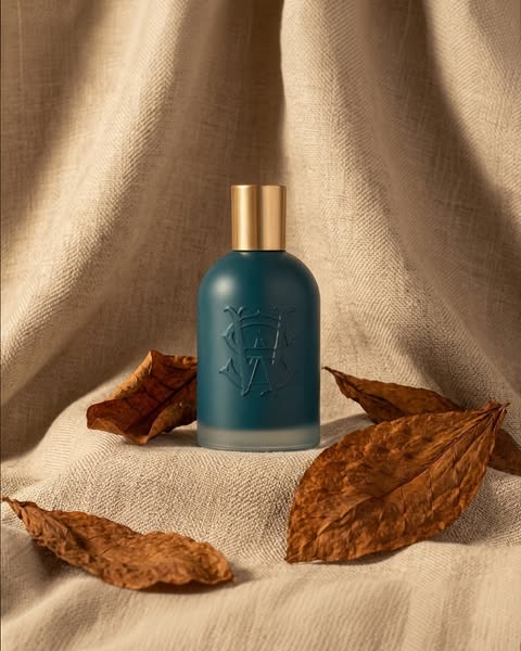 Bergamot, tobacco leaf, then vanilla.