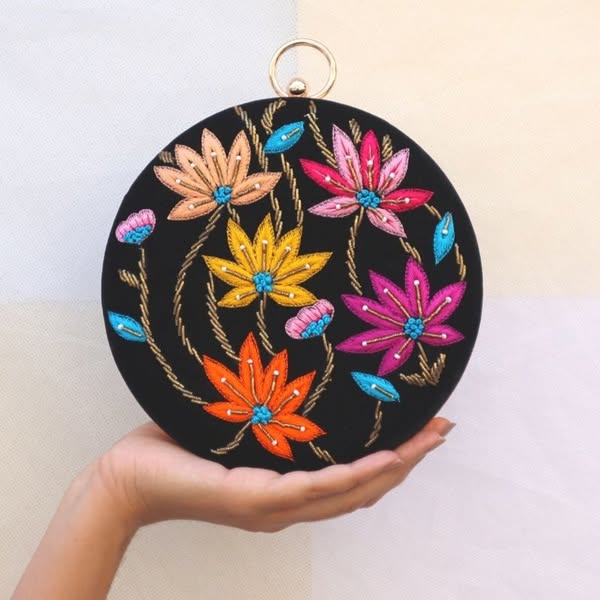 ¿Te gusta? Ahora en stock. Stock limitado Bolso Circular Flores Negro Multicolor
