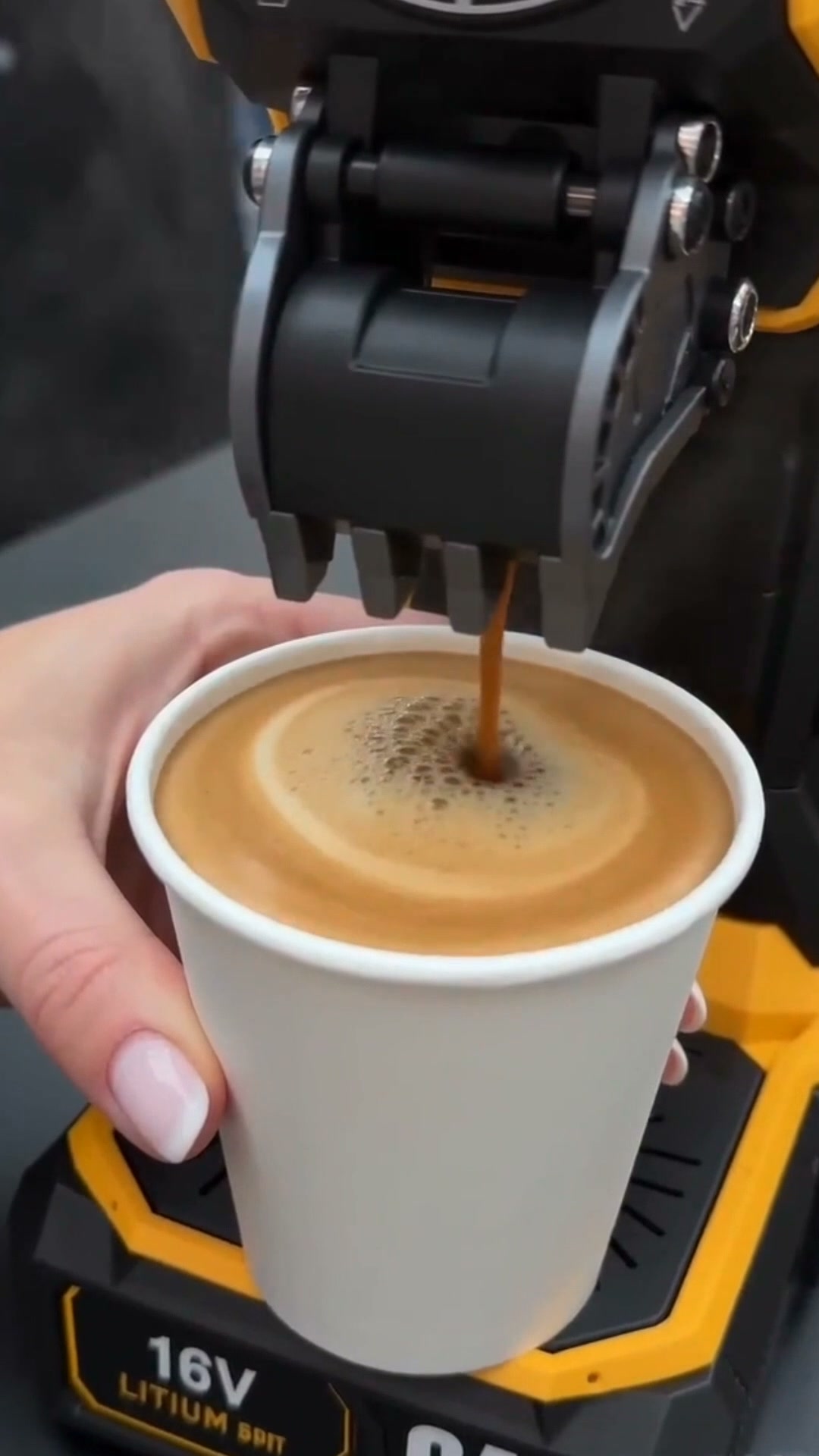 Promoção de outono: Máquina de café portátil de 18 V com 50 % de desconto
